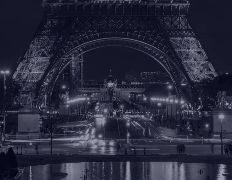 Prise de vue de la tour Eiffel pendant la nuit