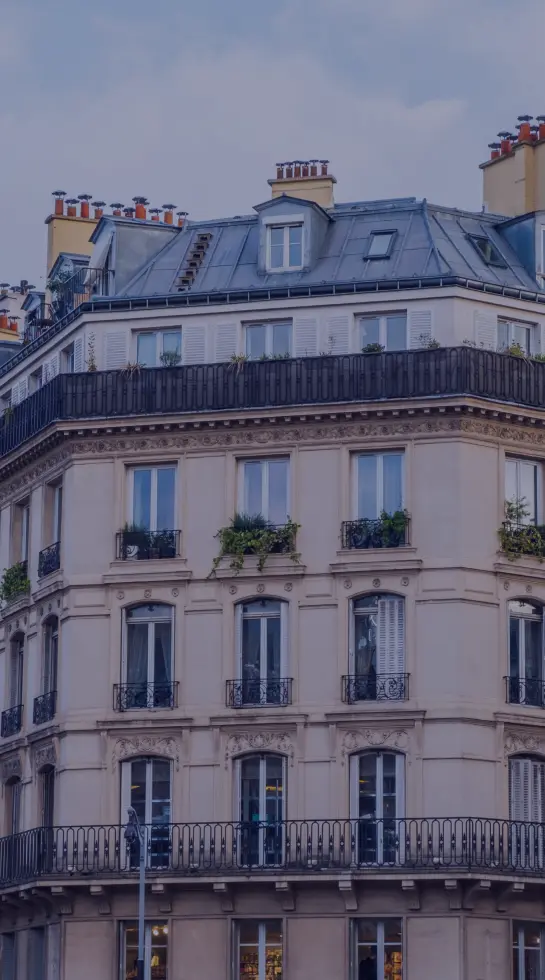 Façade d'un ancien immeuble parisien.